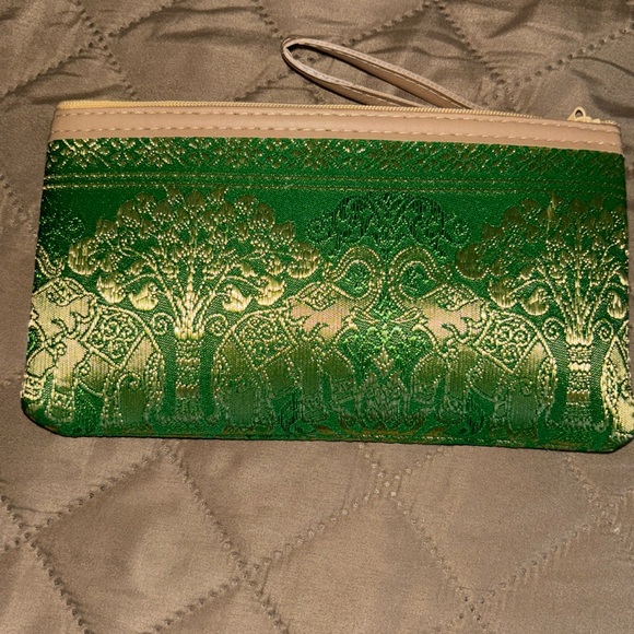 Source Unknown Handbags - NWOT 4” x 7.5” cosmetic green & gold bag from Thailand Elphants trunk up